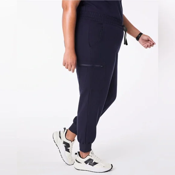 FIGS Set Uman Relaxed Jogger Scrub Pants & Relaxed Catarina One-Pocket Scrub Top - Picture 3 of 16